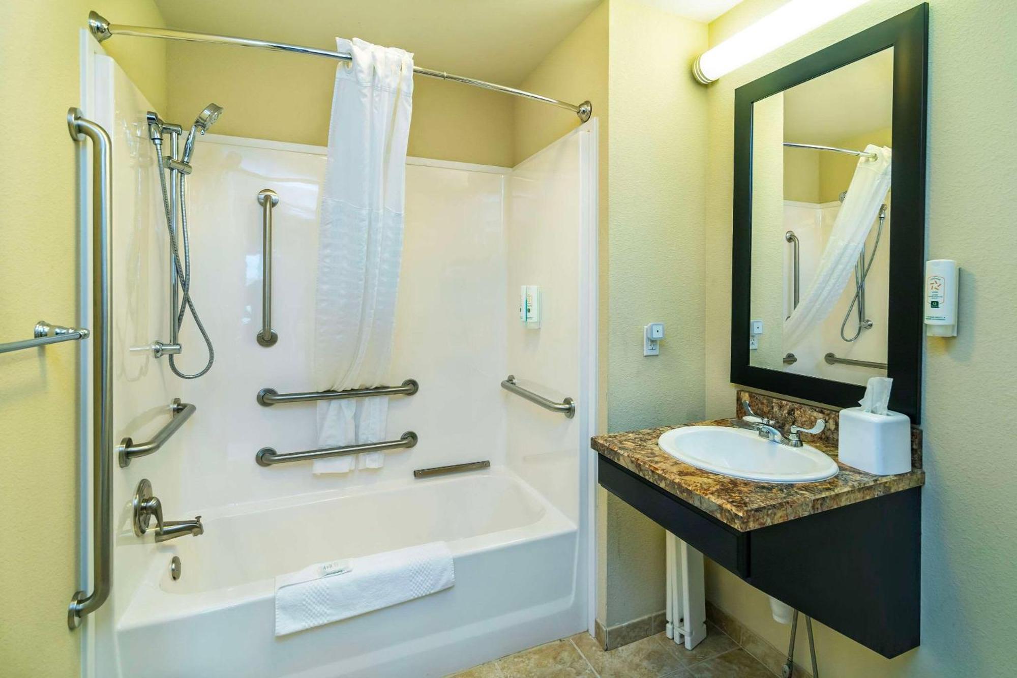 Quality Inn & Suites Moose Jaw Εξωτερικό φωτογραφία